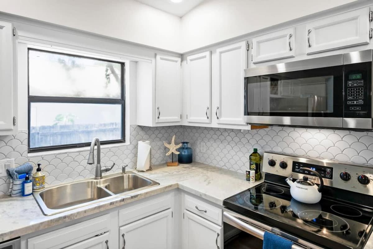 The St Augusdream Renovated Beach House Sleeps 8 Walk To Beach St. Augustine Kültér fotó